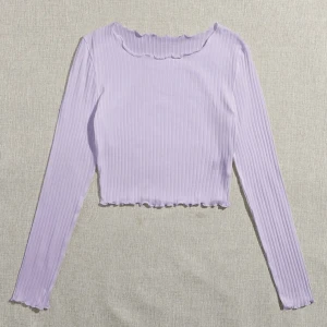 Lila topp💜 - Säljer då den tyvärr inte kommer till användning längre. Skriv privat för fler bilder om det behövs💕 
