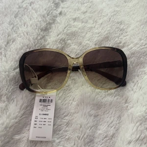 Nya solglasögon - Helt nya solglasögon från vero moda i retrostil. Nypris 170kr. 
