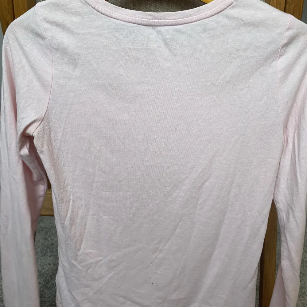 En jättefin långärmad gap tröja men paljetter på gap bokstäverna. En fin rosa färg. Använd ett fåtal gånger.. Tröjor & Koftor.
