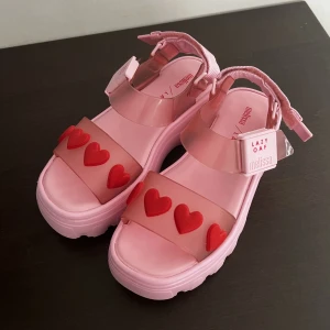Sandaler - Söta platform sandaler med hjärtan på, ifrån märket Lazy Oaf 💗 Sparsamt använda och fåtal gånger använda. Ny pris 1099kr