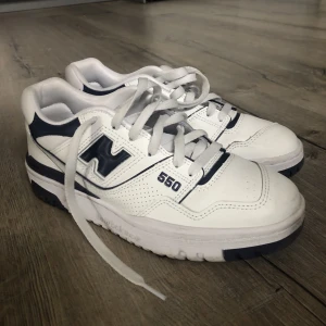 New Balance 550 - Dam - Navy - Säljer mina 550 då de är för små för mig. De har använts i korta perioder totalt tre gånger! Köpte skorna för 1650 kr och säljer de nu för 1000 kr 💓💓