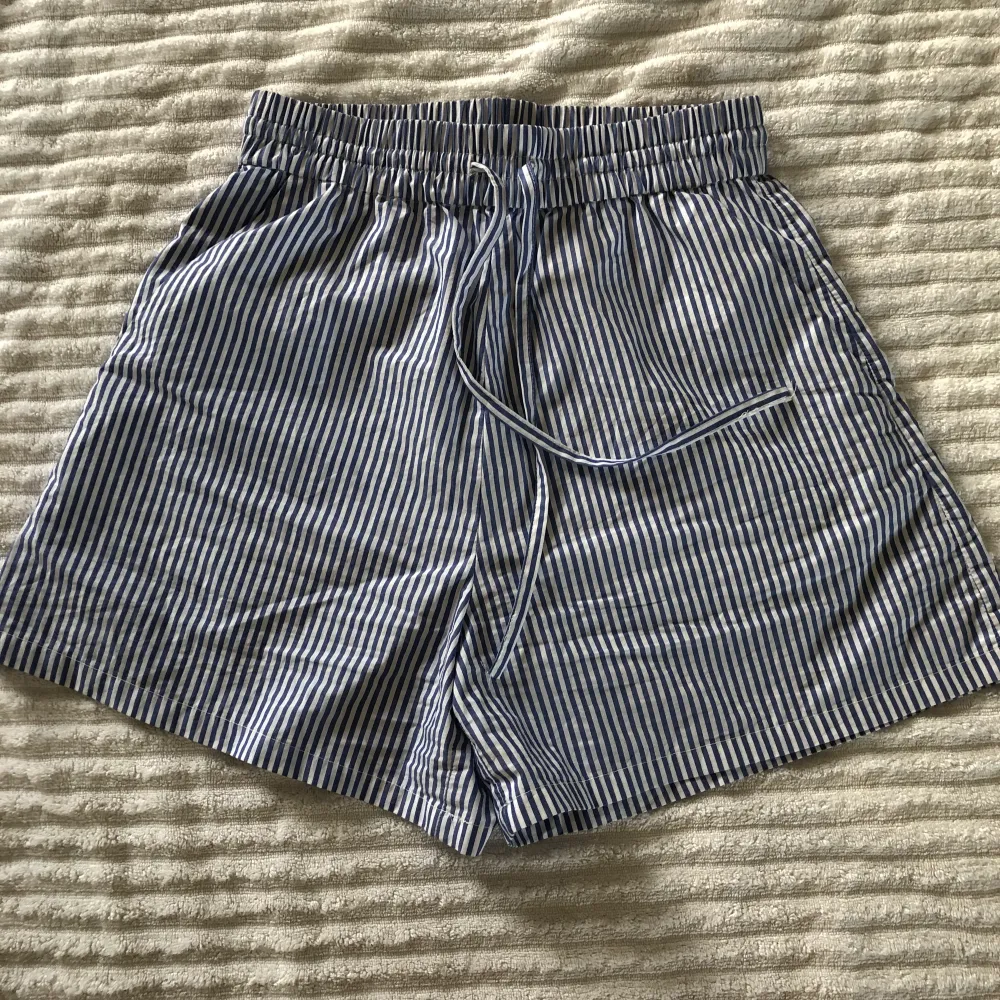 Helt nyköpta shorts från H&M Klassiska randiga short utan fläckar eller skador på något sätt,luftigt material perfekt för sommaren och de har stora bra fickor! Säljer dem för att jag redan har ett par liknande men tog bort prislappen lite för tidigt😊 . Shorts.