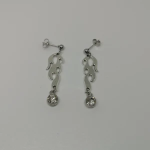 Örhängen ~flammande diamant~ - Örhängen gjorda/designade av mig. Nya/oanvända. Stift/studs i rostfritt stål. (frakt: 15 kr för frimärke) 