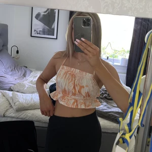 Söt sommartopp  - Jättesöt topp med volang, endast använd en gång. Perfekt nu till sommaren, storlek Xs