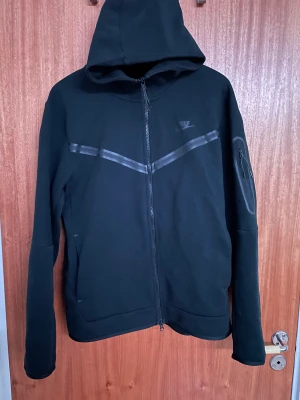 Svart Tech Fleece - Strl M Säljer pågrund av den är för stor. Den är knappst använd kanske 4-5 gånger. 10/10 skick