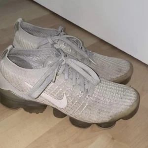 Nike skor - Säljer dessa Nike skor som blivit för små på mig för 80 kr. Litet hål på ena skon vid tån. Ordpris runt 2000 köpta på JD. Storleken 37,5.