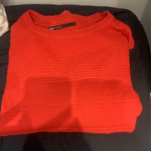 Stickad röd tröja  - Använd 