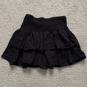 Volangkjol - Svart volangkjol i nyskick, säljs pågrund av att den var lite för kort för mig