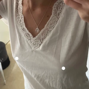 Tröja med spets  - Vit tröja med så fin spets, bra skick! Köpt från Jacqueline de Yong, storlek XS, men passar mig som har S🩷