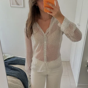 Blus - Superfin och luftig blus! Använd en gång så i bra skick! 