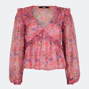 Slutsåld blus från Bikbok🩷 - INTRESSEKOLL!! På denna jättefina blus. Endast använd en gång (är som helt ny) Helt slutsåld på hemsidan. Skriv vid frågor😇😇