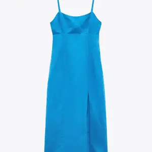 Underbar lysande blå Zara klänning i linne 💙🩵Med liten slit framtill, midi-längd och väldigt smickrande passform. Storlek XL och blev för stor på mig som är 40-42 så funkar bättre på 44 tror jag. Lite resår i ryggen! Helt ny med lappen kvar! 🥰😍