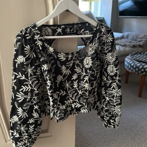 Zara blus  - Säljer min super fina blus från Zara, den är öppen i ryggen och är ganska puffig i armarna. 