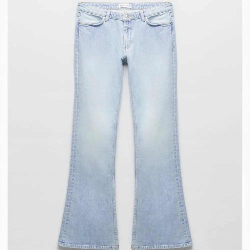 Kollar intresset på mina ljusblå, Lågmidjade jeans från zara. Endast använda 1 gång i gott skick. Skit snygga! Slutsålda . Jeans & Byxor.