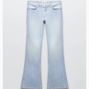 Zara jeans - Kollar intresset på mina ljusblå, Lågmidjade jeans från zara. Endast använda 1 gång i gott skick. Skit snygga! Slutsålda 