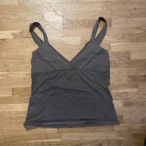 Brun tröja - En brun topp, storlek M. Knappt använd, väldigt fint skick. Inga defekter. Kan skicka fler bilder! :-)