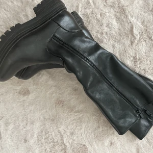 Stövlar  - Gott skick!  Går strax under knäna  