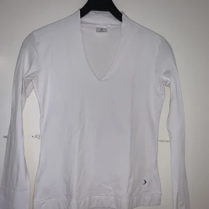 Vit långärmad topp Boomerang  - Vit långärmad v-ringad topp i bomull i stl small. Fint skick. Har även en likadan i ljusrosa i separat annons.