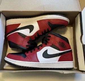 Jordan 1 mid Chicago black toe - Använda Max 2 gånger, dom är för stora för mig så kan inte använda dom längre