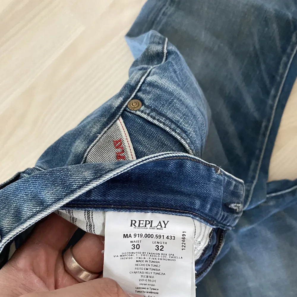 Slim ljusa replay jeans i bra skick.. Jeans & Byxor.