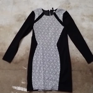 Hm Klänning, Slim Fit, Svart vitt  - Svart vit klänning som når precis vid knäna, den är ganska slim Fit men ändå stretchig, Skön att på sig på tex klubben eller bara att mysa i