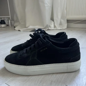 Axel Arigato skor - Använd mången gång bara så i väldigt bra skick! Nypris: 2550kr