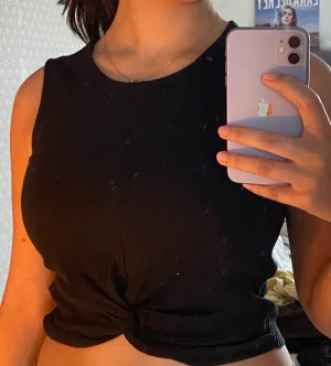 Svart topp - Svart topp med Knut vid magen, aldrig använd. 