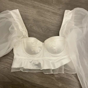 BH-topp från ASOS - En fodrad behåtopp med bygel och puffärmar. Enbart använd 1 gång. 