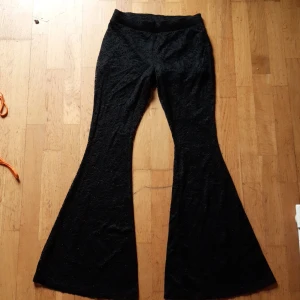 Svin tuffa byxor ifrån gina - Dessa byxor har hängt med ett tag, och de var mina favorit byxor ett tag ca 4 månader dom är täckande fram till och bak till resterande är då genomskinligt (var vänliga se bilder)  Storlek S