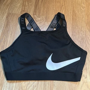 sport bh Nike - Sport bh från Nike med inlägg STORLEK S  Nyskick använd två gånger  Nypris: 349kr