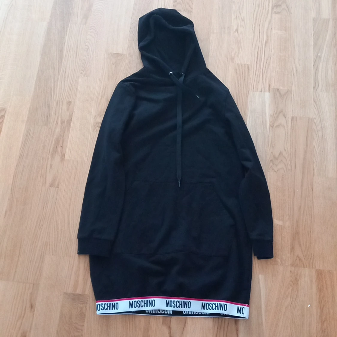 lång moschino luvtröja