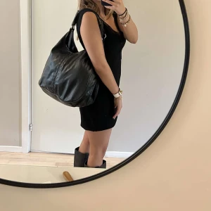 Väska  - Stor svart väska. Rymmer mycket och bra till stranden eller liknande 