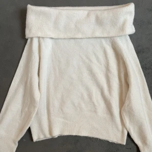 Off Shoulder Stickad Tröja - Så mysig stickad off shoulder tröja från H&M! Använd bara några få gånger, väldigt fint skick. Storlek S <3