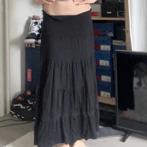 svart långkjol  - den kommer tyvärr inte till användning längre… Den kommer tvättas innan jag postar såklart!! Jag är 165 cm och den passar mig bra!! Jag köpte den även här på Plick!!!
