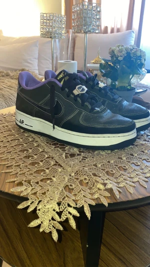 Nike air force 1’ 07 World Champ - Hej! Säljer mina Air force 1,nypris 1345 kr, dem är i fint skick, använt 4-5 gng, storlek 38,5 men passar 39. Swish eller kontant funkar
