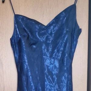 Balklänning/Aftonklänning  - Mörkblå/Marinblå balklänning med blomstrigt mönster i tyget.  Storlek S (Small)  Jättefin Använd endast 1ggn Finns på Tjörn  600 SEK Kan ev. möta upp köpare i Stenungsund, Tjörn samt Orust m. omnejd eller i Kungälv.