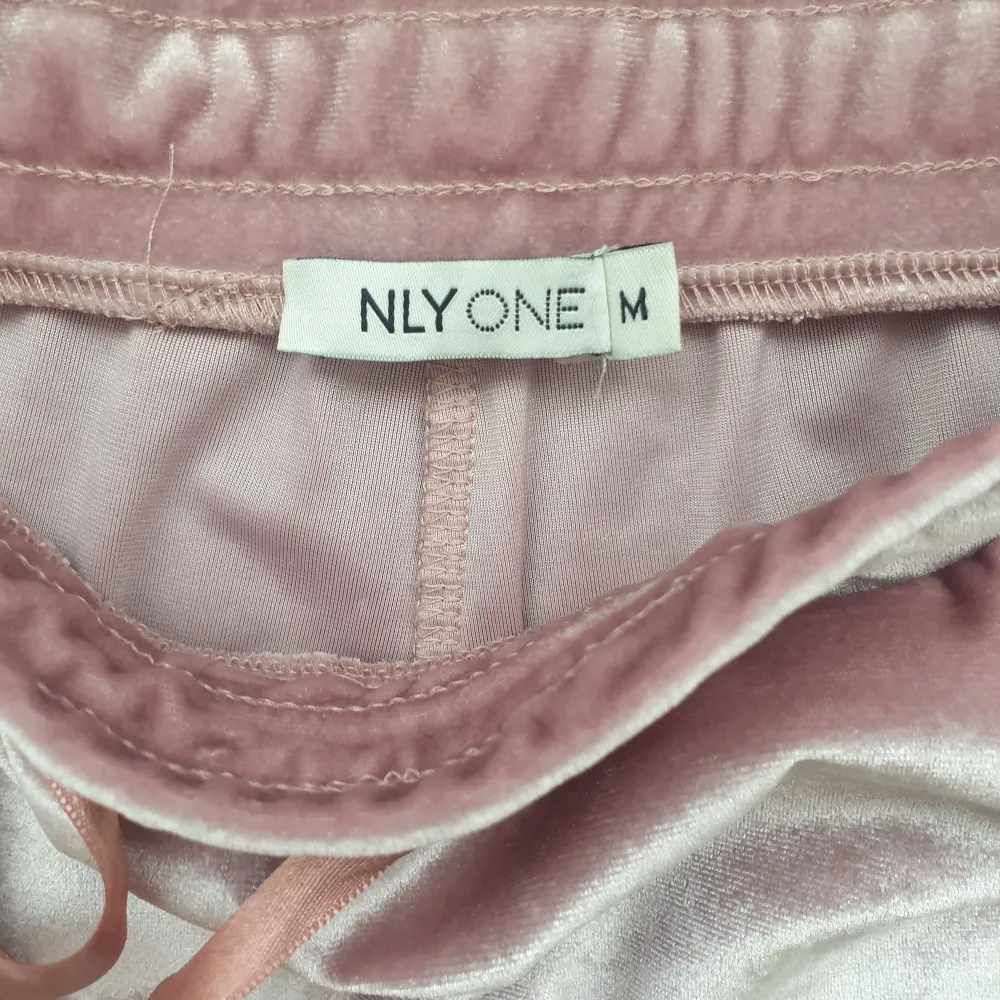 Oanvända rosa sammet shorts från Nelly i storlek s💗. Shorts.