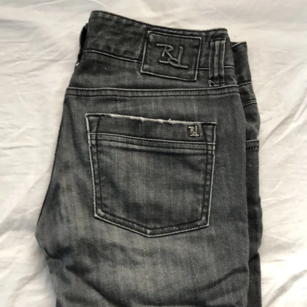 Sjukt snygga jeans till salu! Dom är mycket lowrise och bootcut. Det är dtt par bondelid jeans köpta för ca 1 år sedan men andvända i endast  4 månader. Dom har en liten slitning mellan benen men det är inget som syns eller märks och mycket lätt att laga!. Jeans & Byxor.