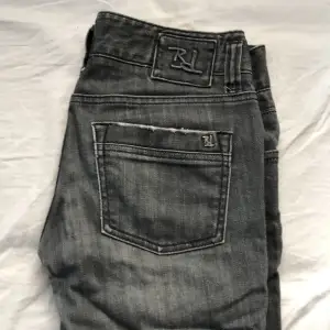 Sjukt snygga jeans till salu! Dom är mycket lowrise och bootcut. Det är dtt par bondelid jeans köpta för ca 1 år sedan men andvända i endast  4 månader. Dom har en liten slitning mellan benen men det är inget som syns eller märks och mycket lätt att laga!