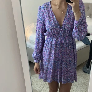 Blommig sommarklänning 💘 - Blommig klänning från scotch & soda 💘storlek 34