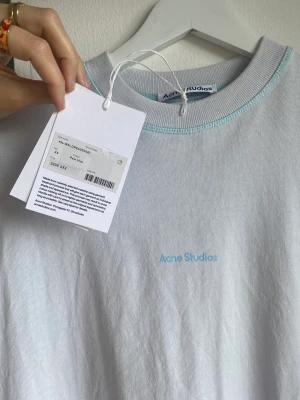 Acne studios t-short klänning  - Tjockt bomullstyg i ljusblå färg med fina blåa sömmar, står acne studios på bröstet, köpt i Norrmalmstorg butiken i Stockholm. Lapp kvar på, endast testad. Storlek xs men den är boxy/oversize