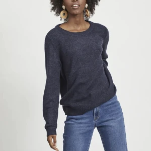 vila mörkblå stickad tröja!intressekoll!! - Mörk blå stickad, använd ett par gånger men ändå bra skick! Jötte fin men känner att färgen inte passar mig och nu är det för sent att returnera så tänkte att den har bättre användning till nån annan! Köpt på zalando💗