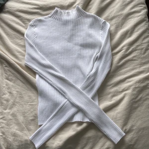 Vit ribbad tröja - Nyskick, är vanligtvis S så tröjan sitter lite tajt 