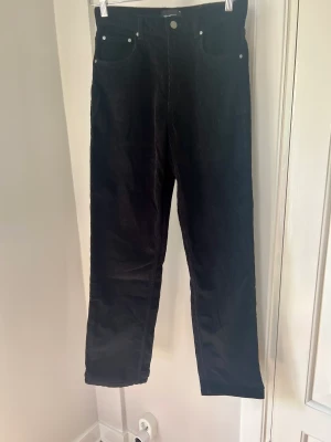 Manchesterbyxor  - Det är bara att inse, jag kommer inte komma i dessa byxor från Gina Tricot i manchesterstuk.  🍓 Storlek: 36 🍓 Material: Bomull 🍓 Skick: Aldrig använda