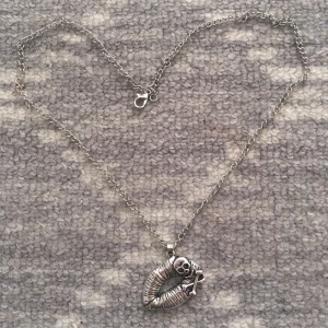 Skull halsband - Säljer sklett halsband som jag inte använder längre. Den är i bra skick oxå. TRYCK INTE PÅ KÖP❌