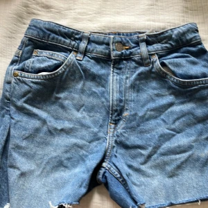 Jeans Shorts  - Säljer mina super snygga jeans shorts ,passar mig som är xs/xxs❤️❤️💕