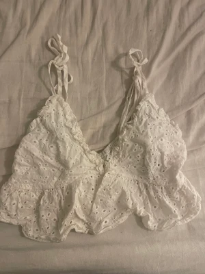 Linne  - Ett vitt linne, syns inte riktigt på bilden hur det ser ut så skriv för fler bilder:) 