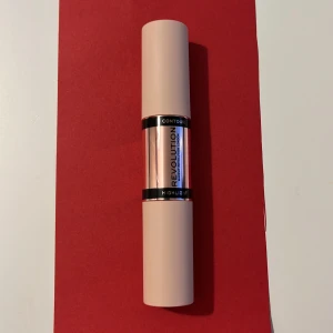 Revolution fast base contour stick - Contour och higlight stick från revolution i färgen ”light” som jag köpte på H&M men var fel färg för mig. Har bara testat den en gång annars helt ny och i perfekt skick. Nypris: 129kr