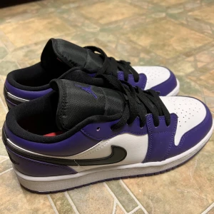 Lila jordan skor - Säljer dessa jordan skor köpa från @wegotstash på instagram. Dom är an använda typ 1 gång ute. Strl 38,5🩷