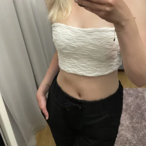 Tubtopp  - Oanvänd tubtopp med prislapp kvar från Zara. Stl M men enligt mig en S. Nypris 179, mitt pris 155! Lånad bild från hemsidan, skriv för fler bilder eller frågor privat!